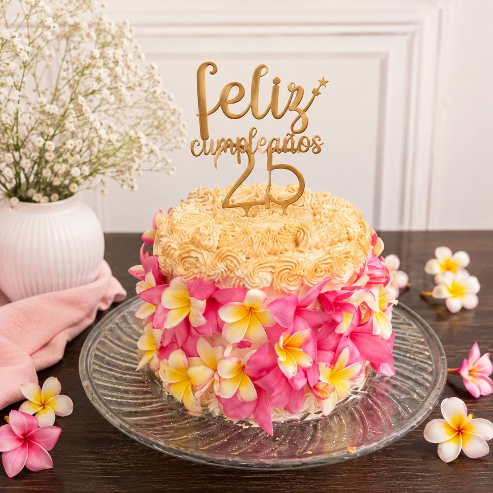 Pastel de cumpleaños cubierto de flores de plumeria rosas y amarillas